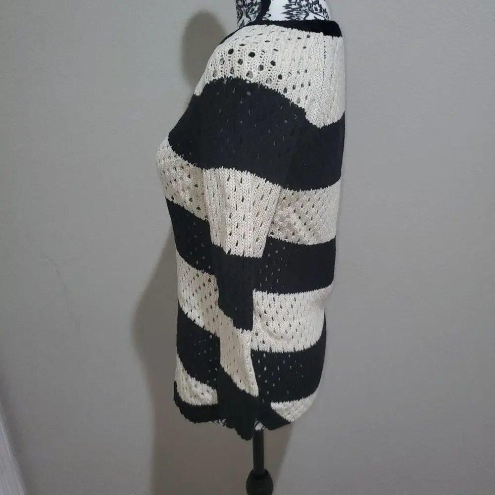 Unionbay juniors medium knit sweater. Sleeves are 3/4 length